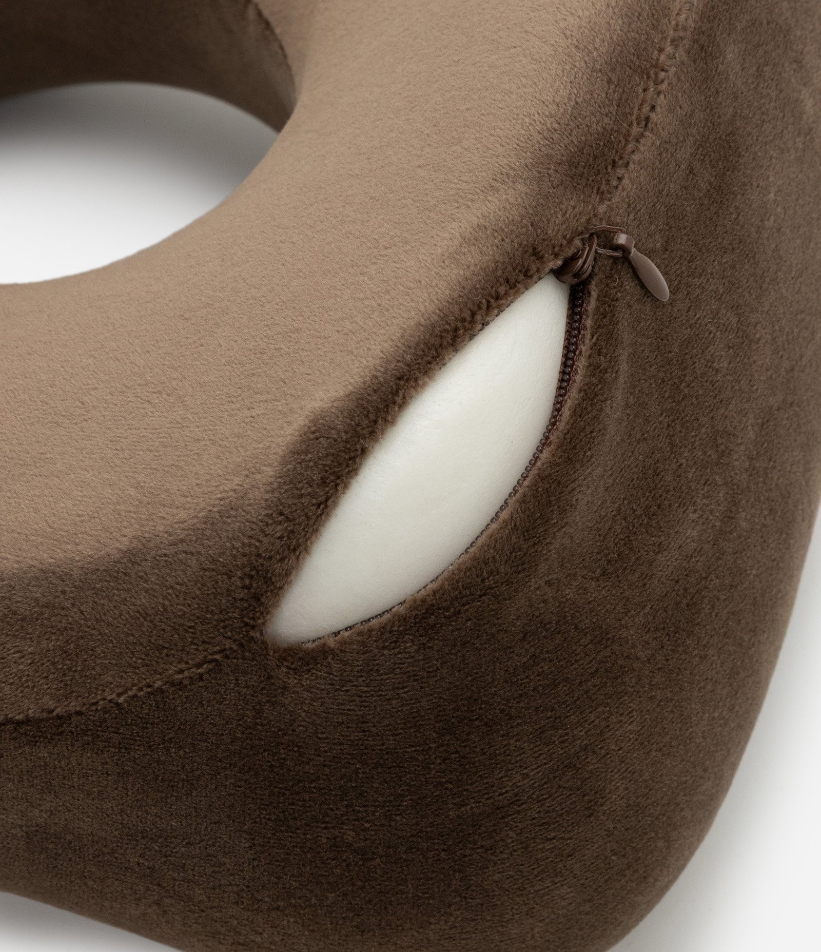 Travesseiro de Viagem em Veludo Marrom 4