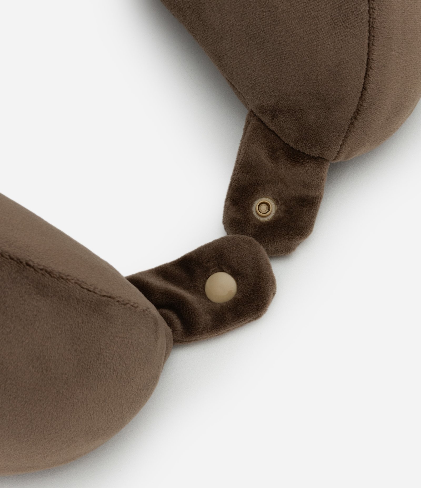 Travesseiro de Viagem em Veludo Marrom 5