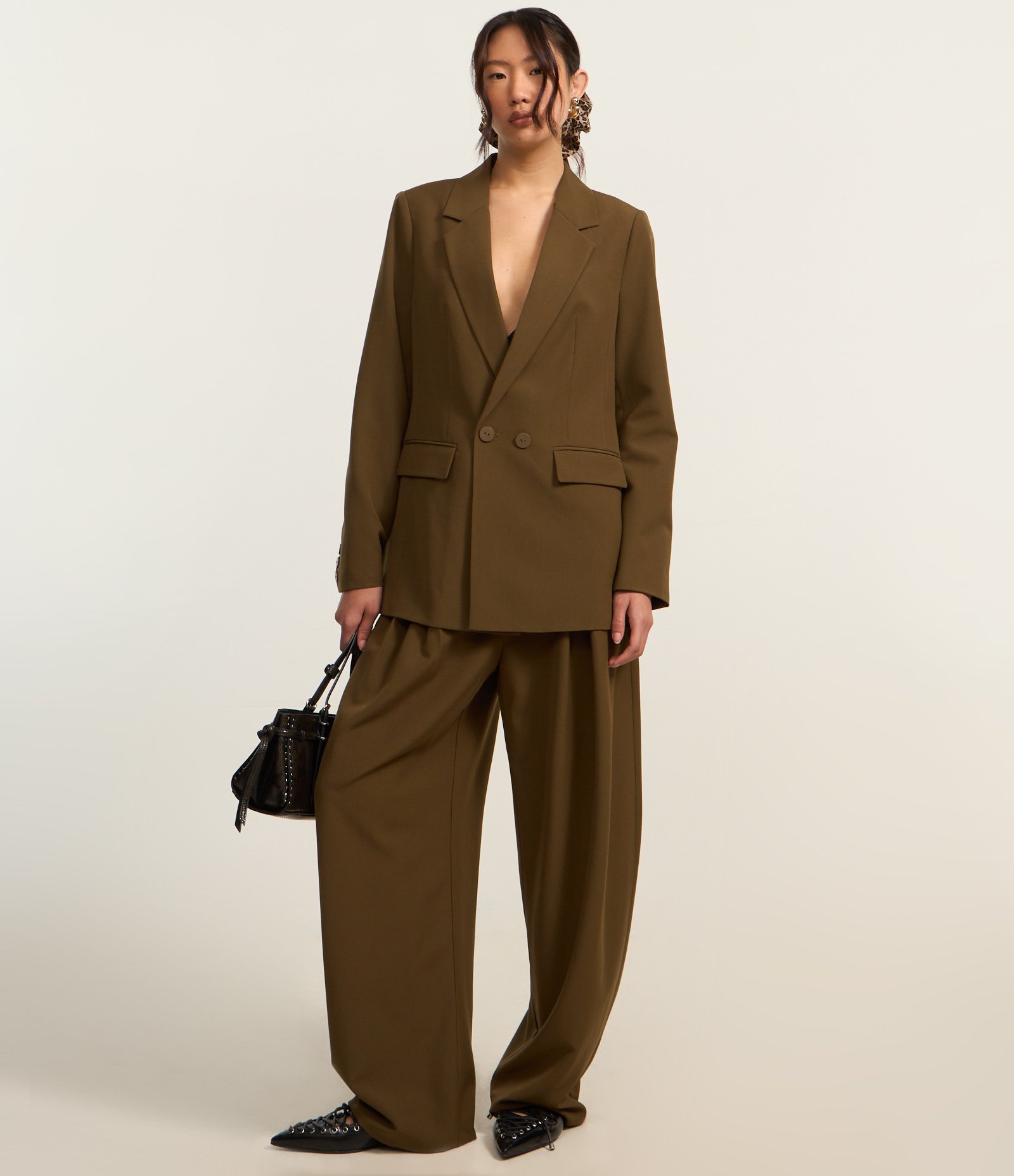 Blazer Oversized em Alfaiataria com Dois Botões Verde 2