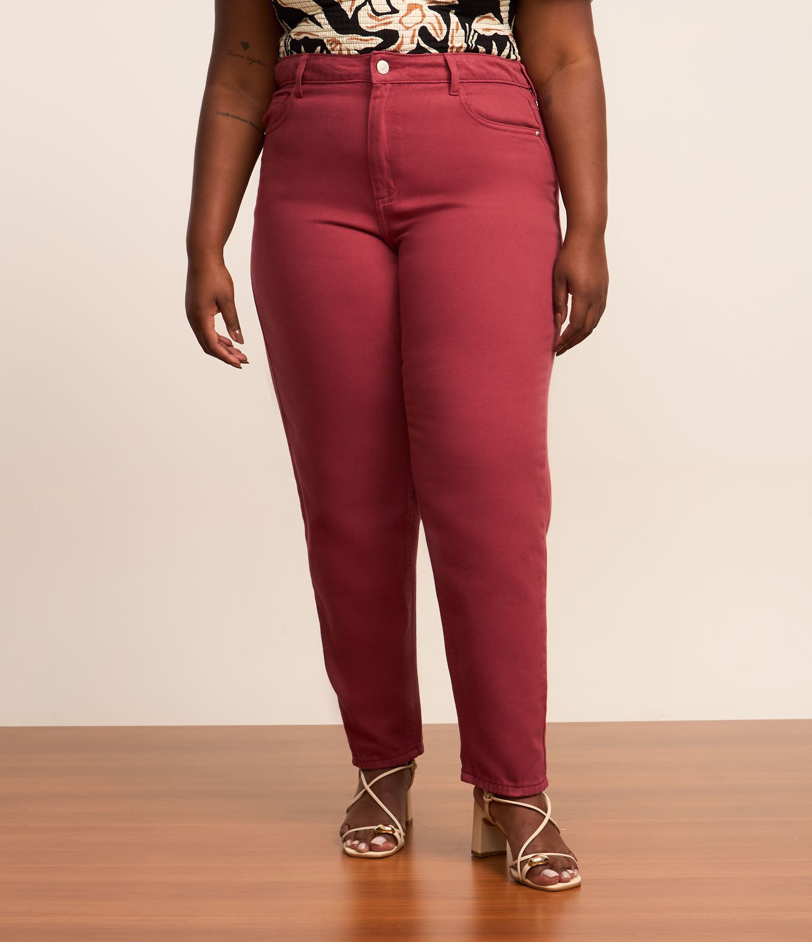 Calça Mom em Sarja Curve & Plus Size Bordô 2