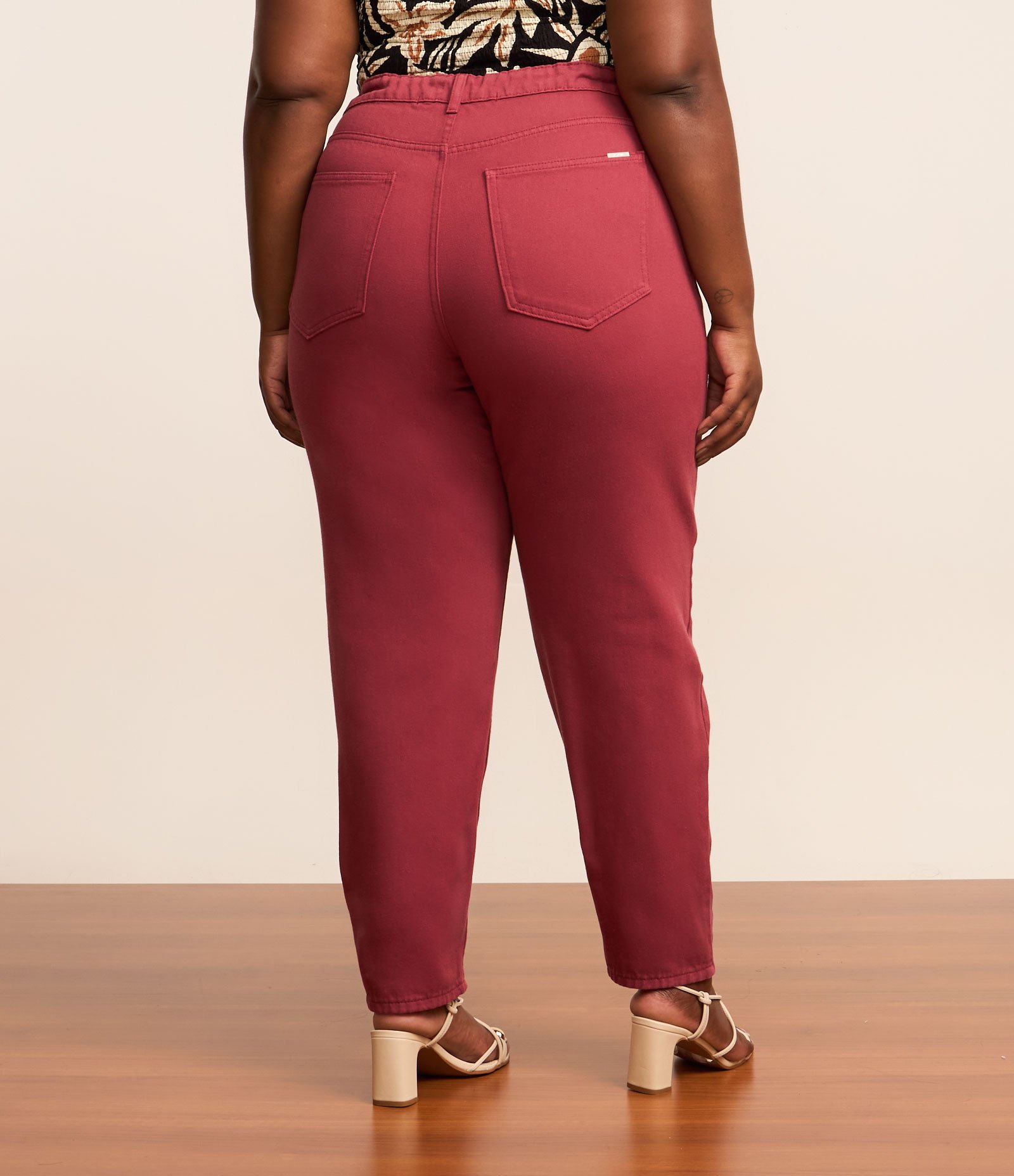 Calça Mom em Sarja Curve & Plus Size Bordô 3