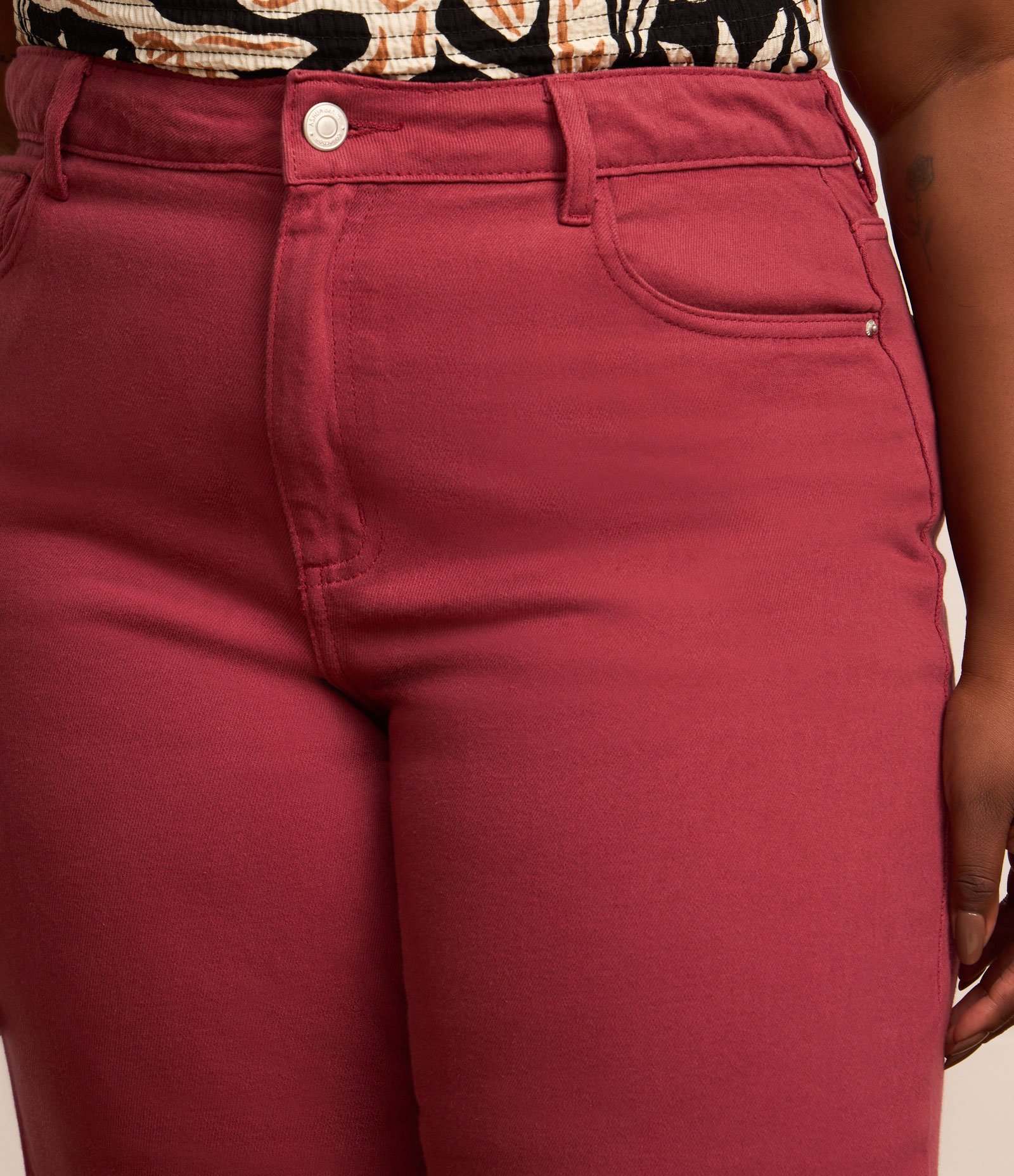 Calça Mom em Sarja Curve & Plus Size Bordô 4