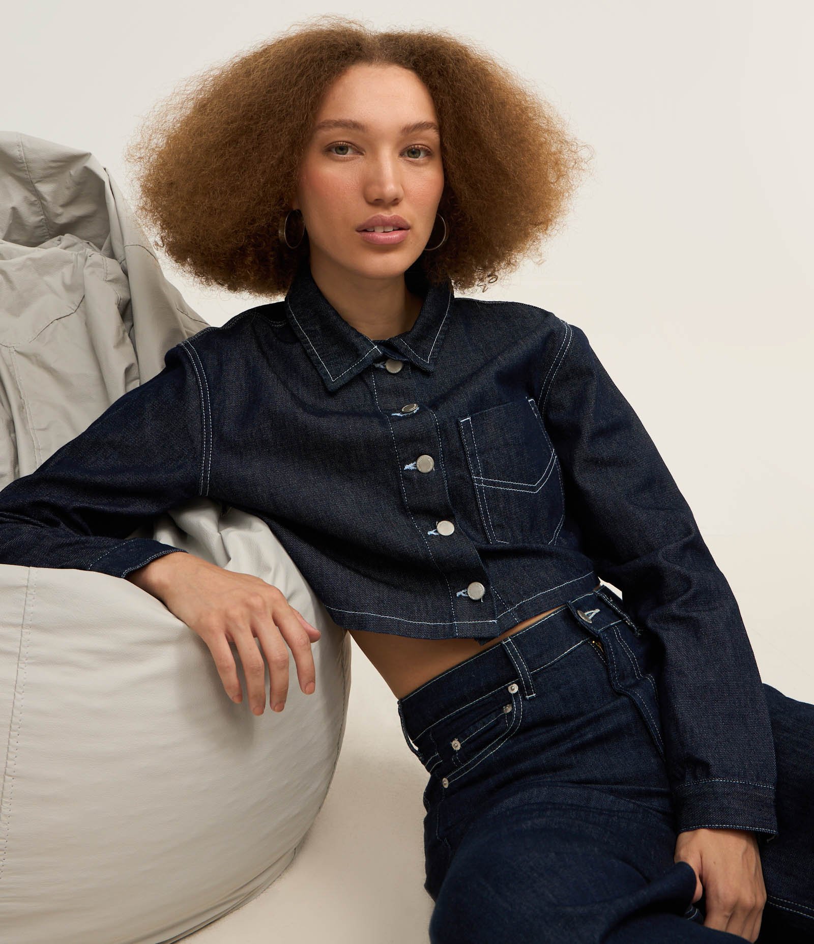 Camisa Cropped em Jeans com Pespontos Contrastantes Azul 1