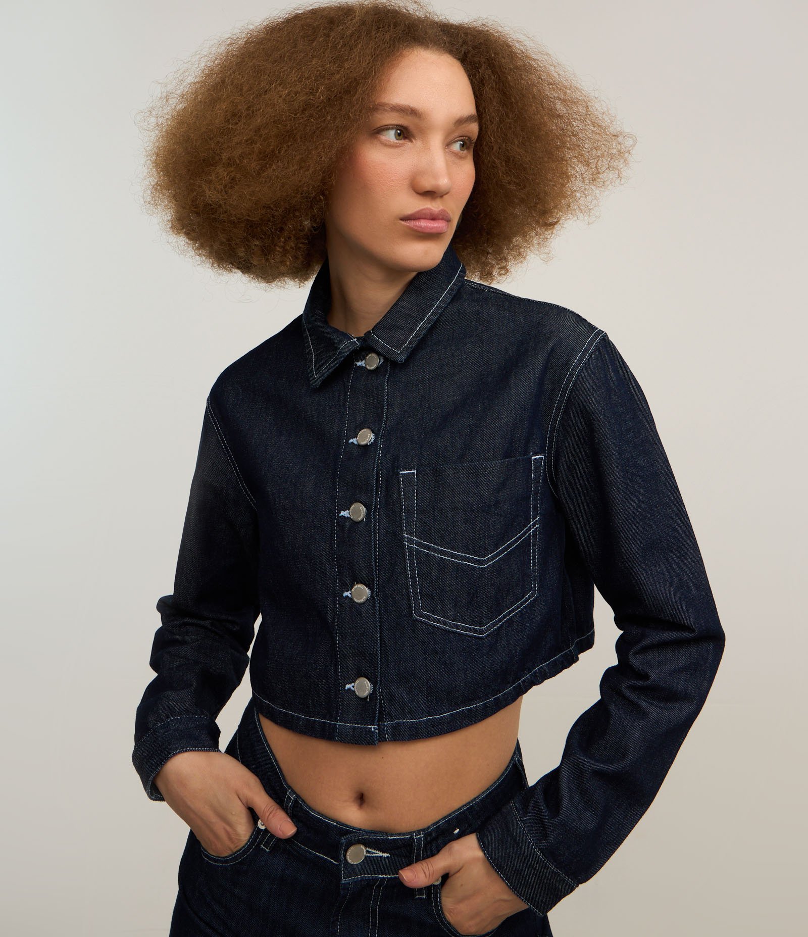 Camisa Cropped em Jeans com Pespontos Contrastantes Azul 3