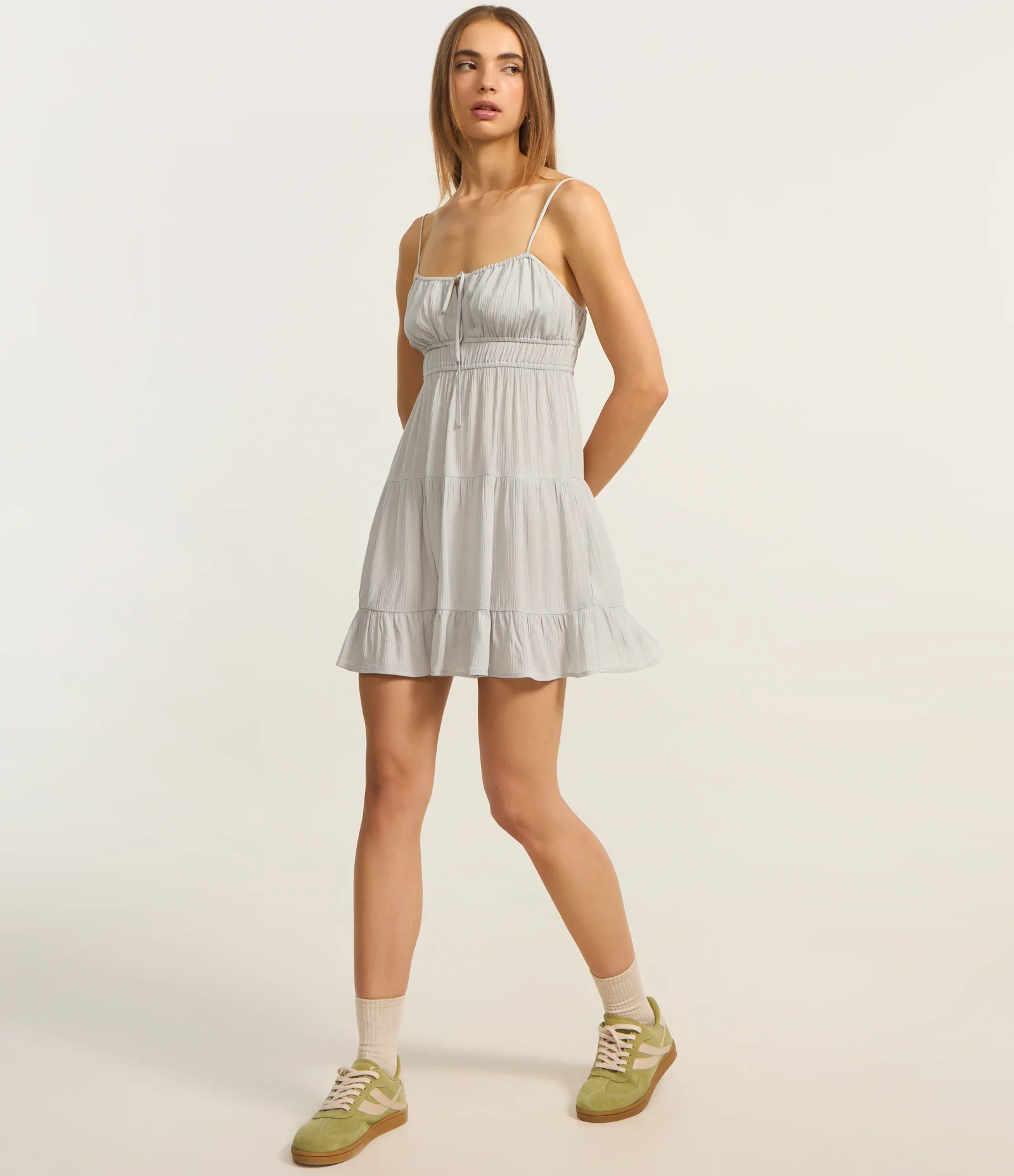 Vestido Godê Curto em Crepe com Textura e Amarração no Busto Cinza 2