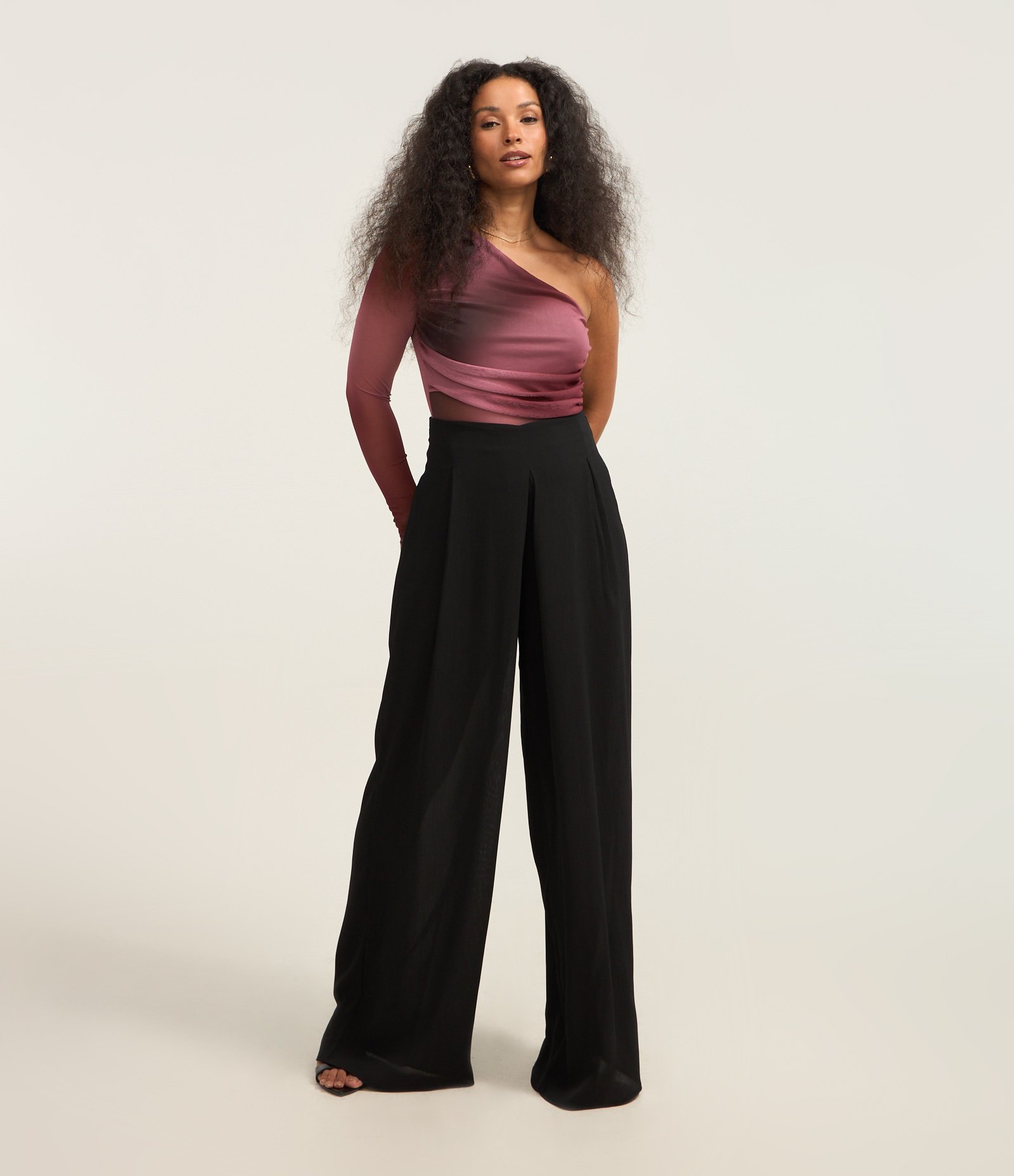 Calça Pantalona em Chiffon com Pregas Frontais Preto 1