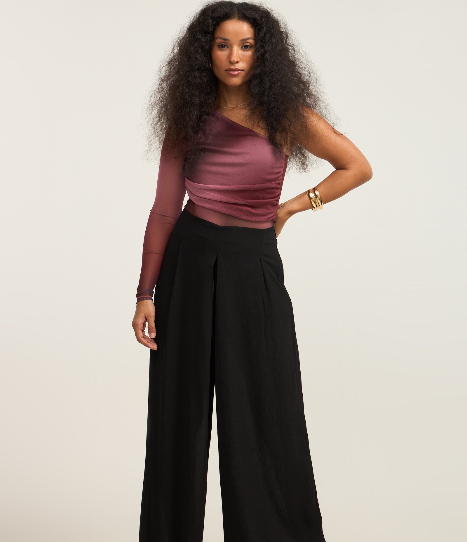 Calça Pantalona em Chiffon com Pregas Frontais Preto 2