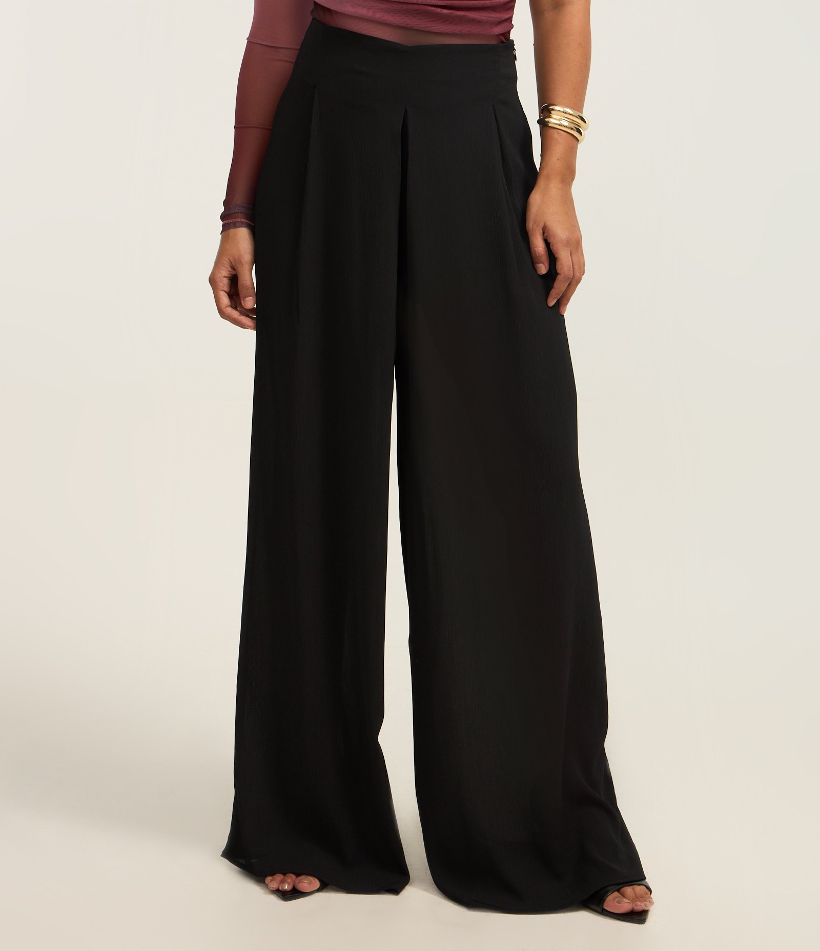 Calça Pantalona em Chiffon com Pregas Frontais Preto 3
