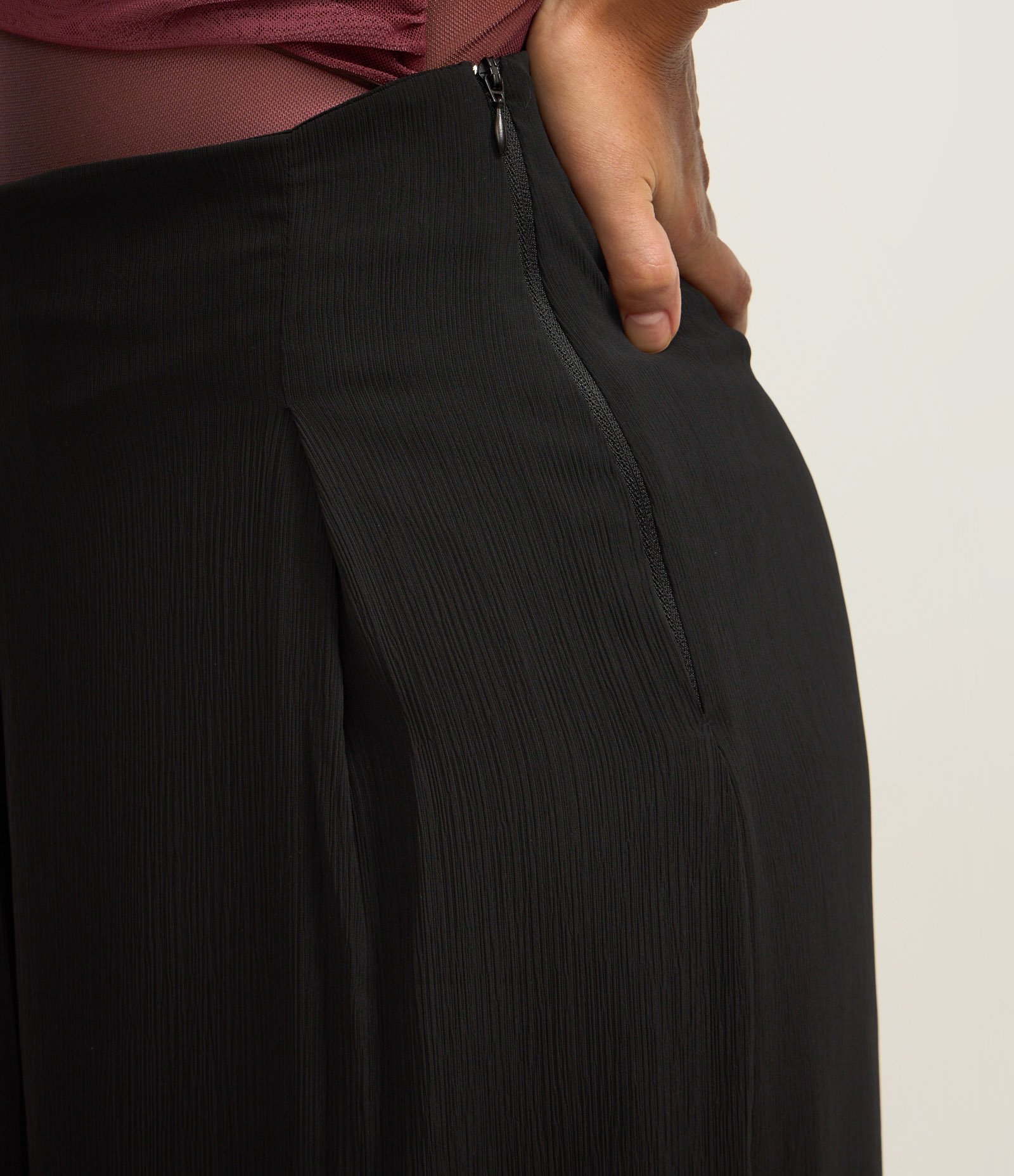 Calça Pantalona em Chiffon com Pregas Frontais Preto 4