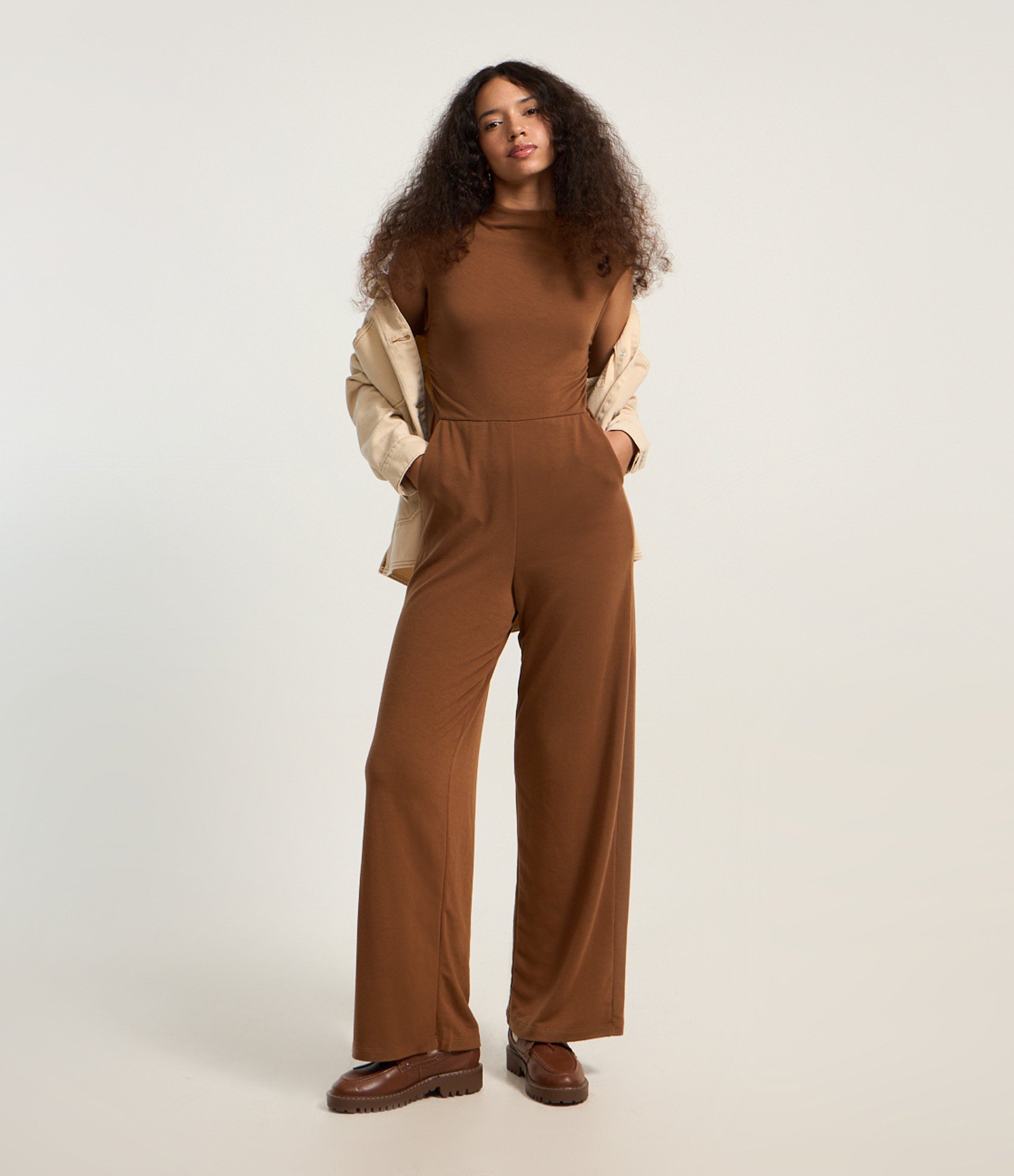 Macacão em Ribana com Gola Alta e Recorte na Cintura Marrom 1