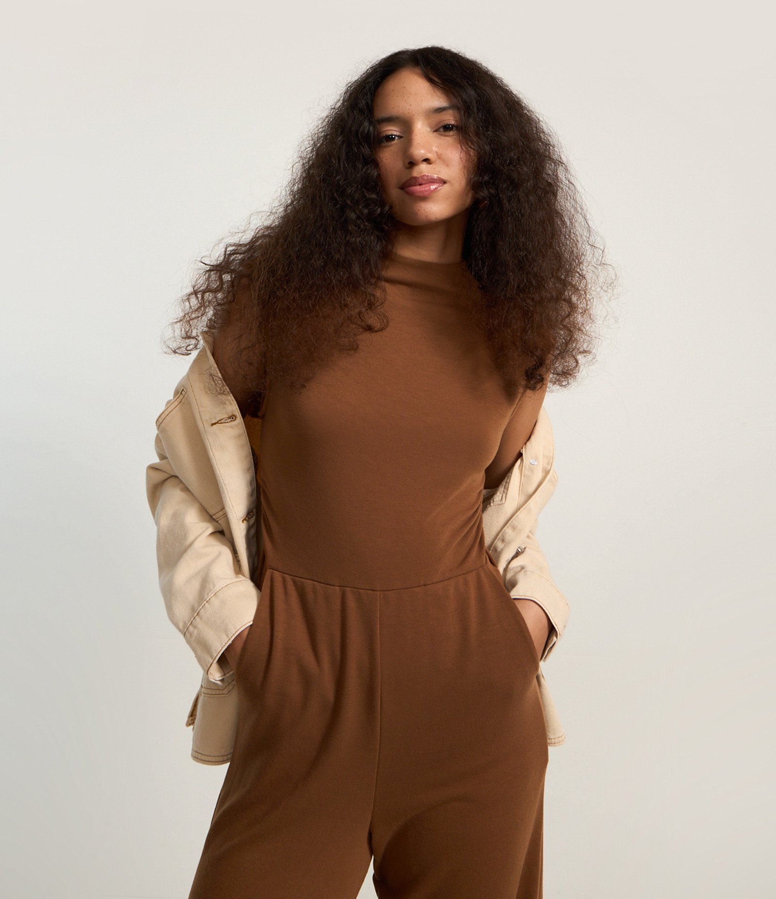 Macacão em Ribana com Gola Alta e Recorte na Cintura Marrom 2