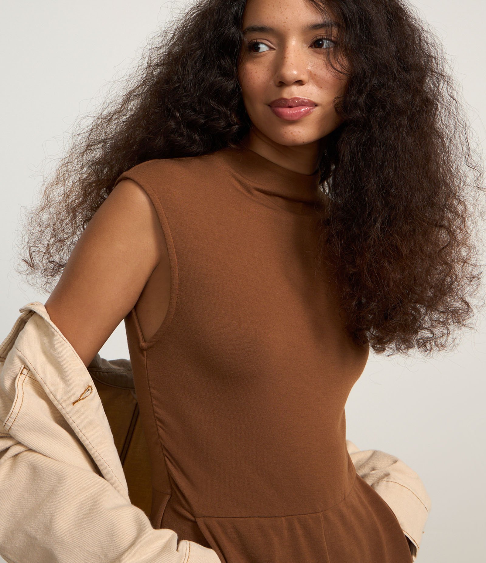 Macacão em Ribana com Gola Alta e Recorte na Cintura Marrom 3