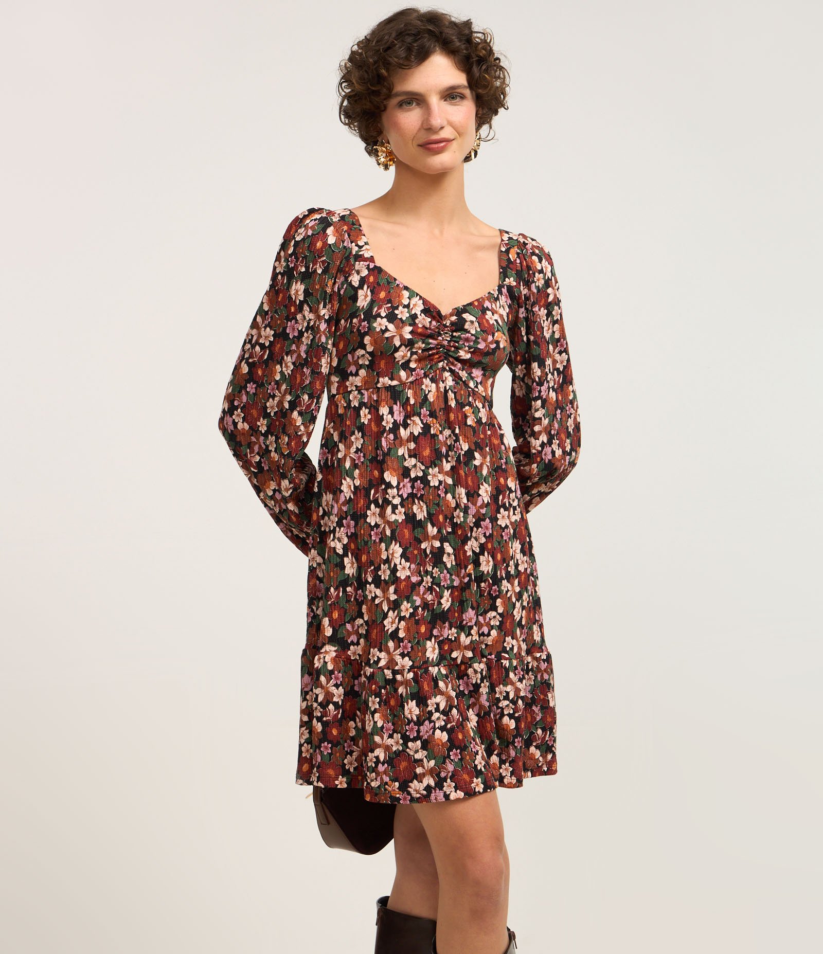 Vestido Curto Texturizado Floral com Franzido no Busto Multicores 1