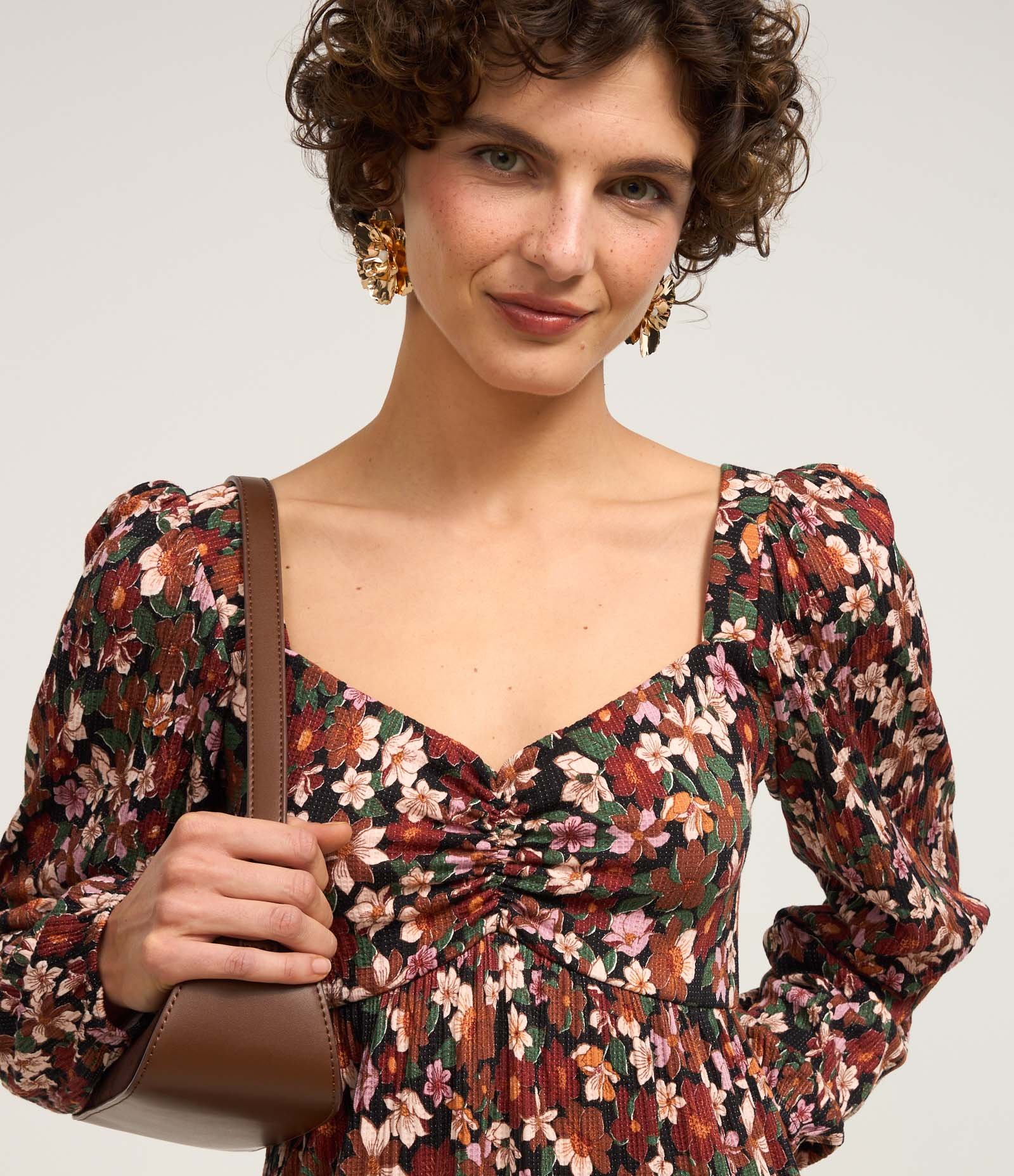 Vestido Curto Texturizado Floral com Franzido no Busto Multicores 3