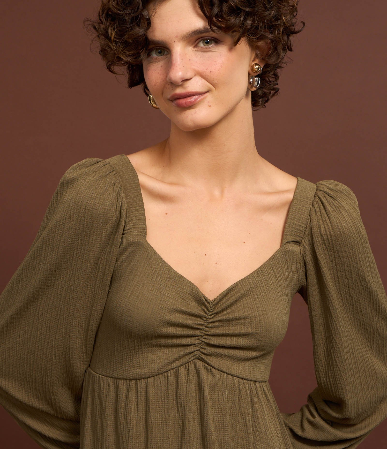 Vestido Curto Texturizado com Decote Coração Verde 4