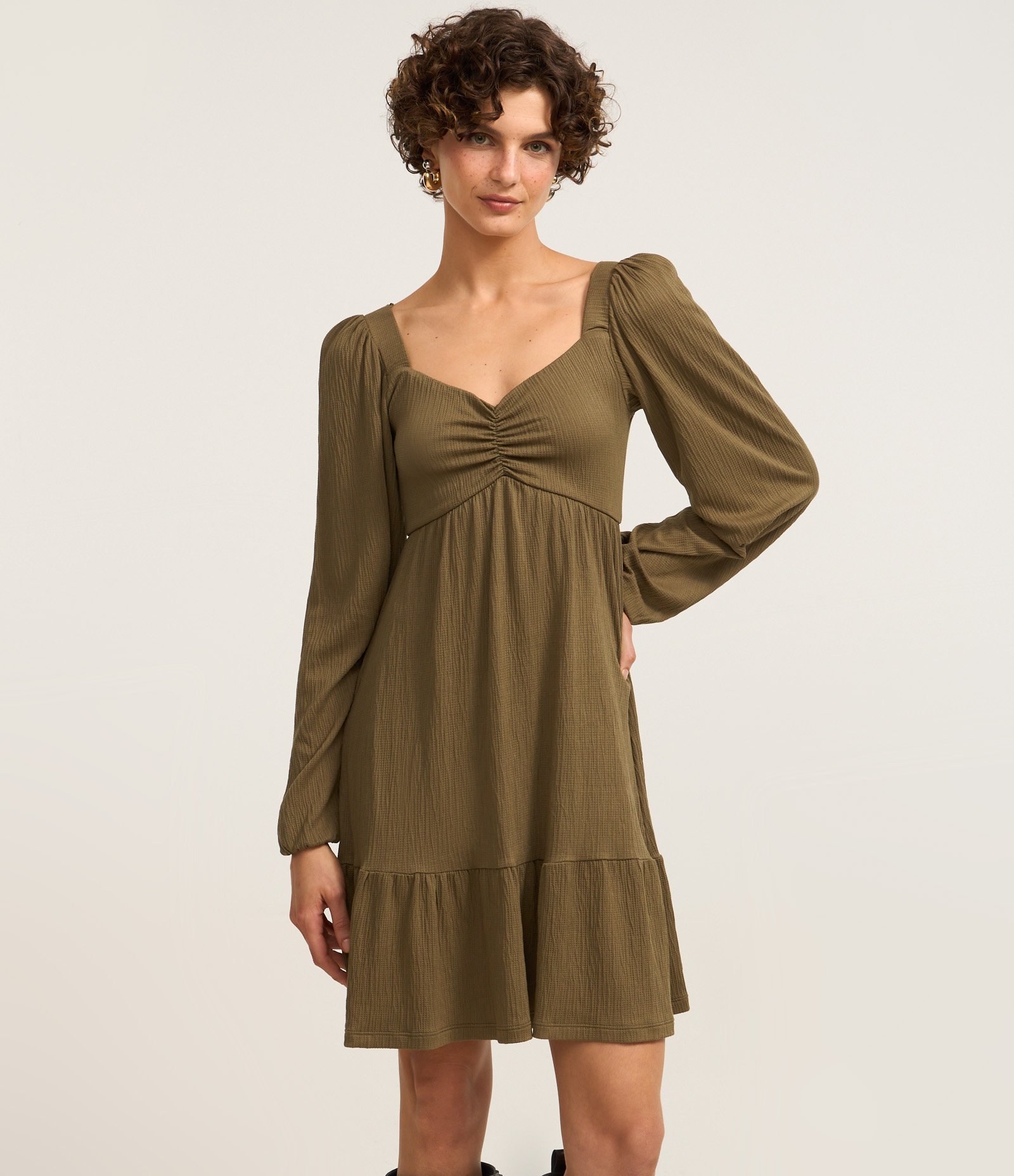 Vestido Curto Texturizado com Decote Coração Verde 1