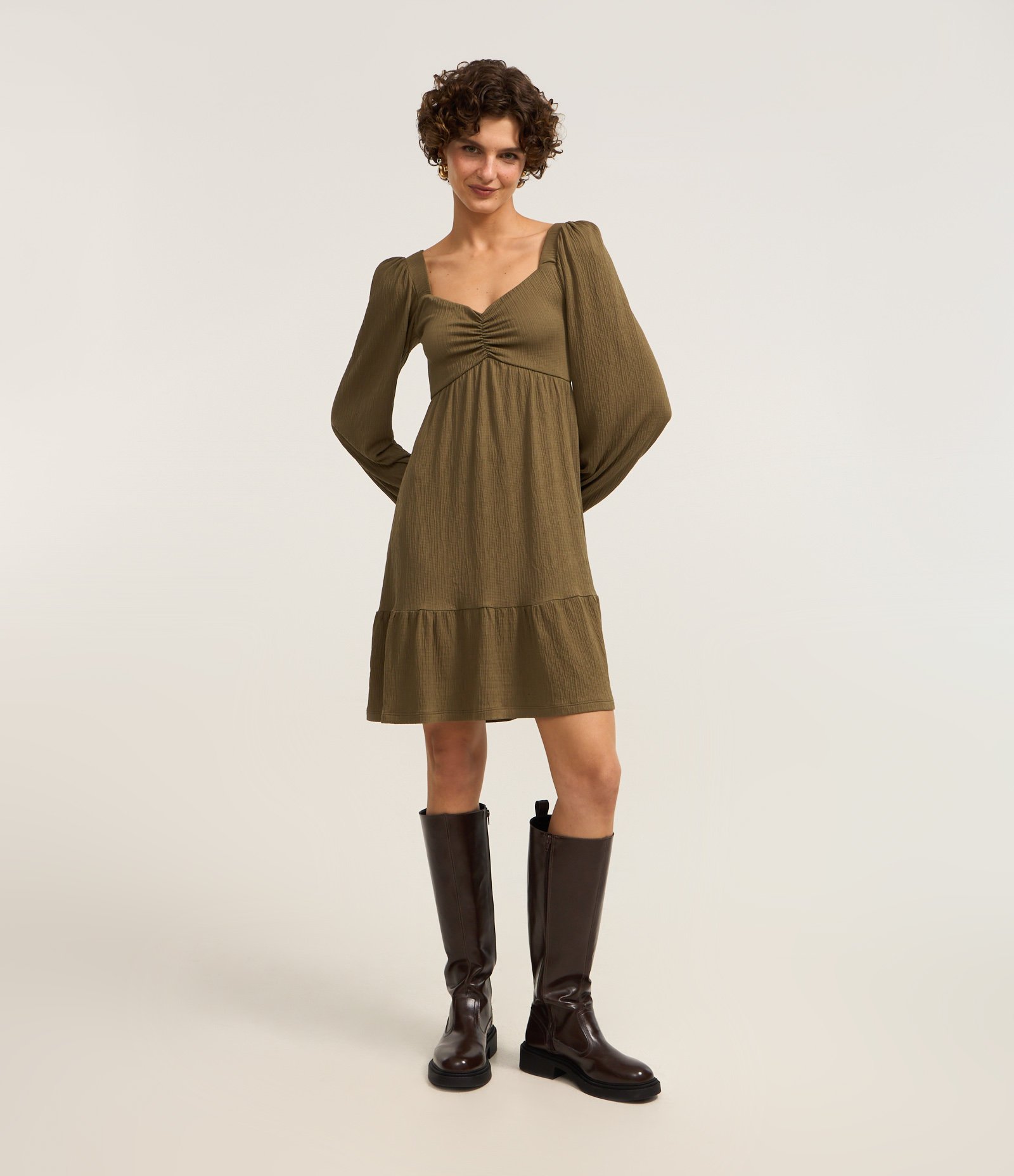 Vestido Curto Texturizado com Decote Coração Verde 2