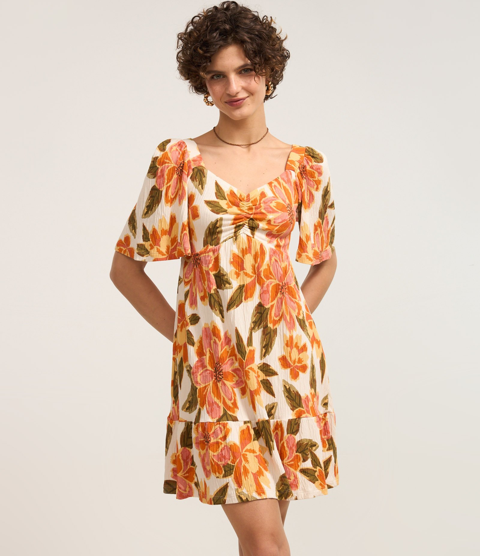 Vestido Curto Texturizado com Estampa Floral e Decote Coração Laranja 1