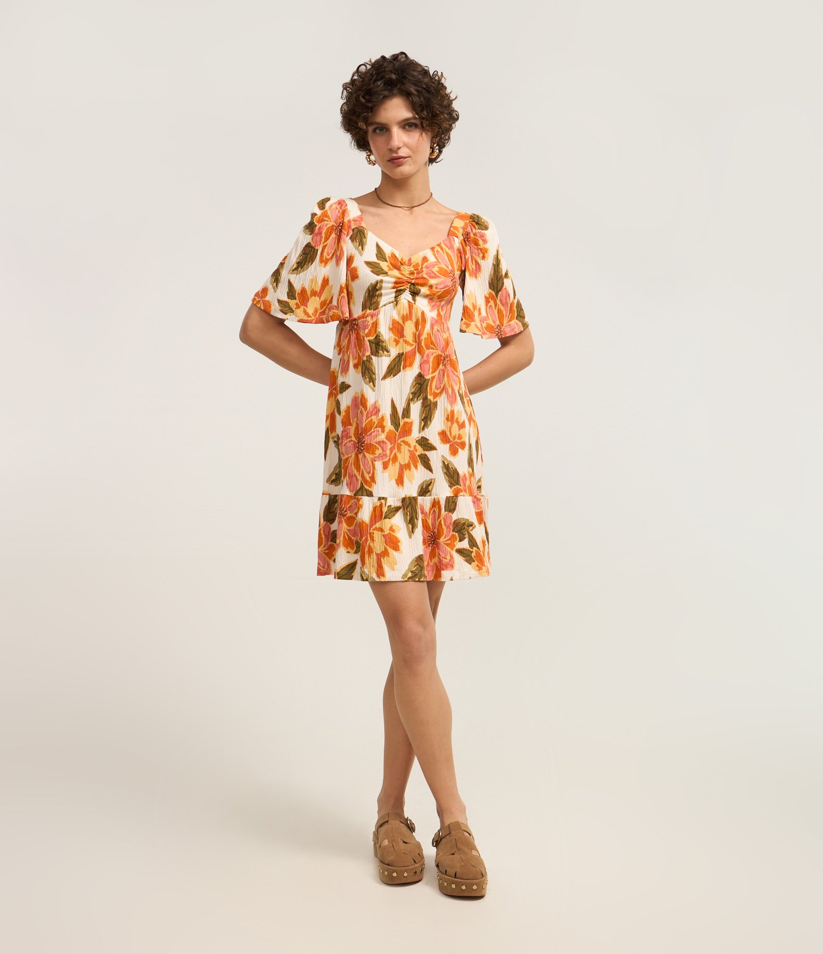 Vestido Curto Texturizado com Estampa Floral e Decote Coração Laranja 2