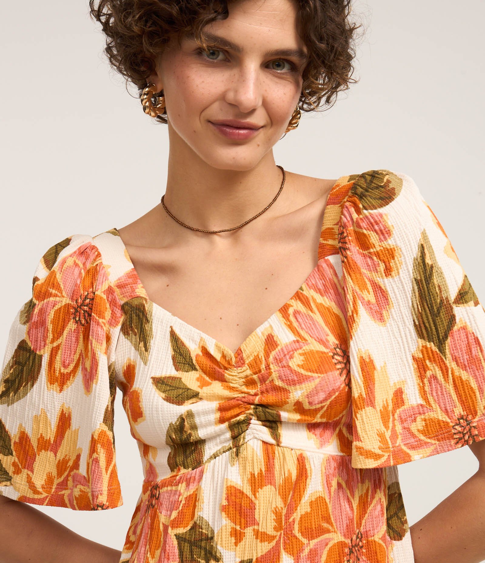 Vestido Curto Texturizado com Estampa Floral e Decote Coração Laranja 3