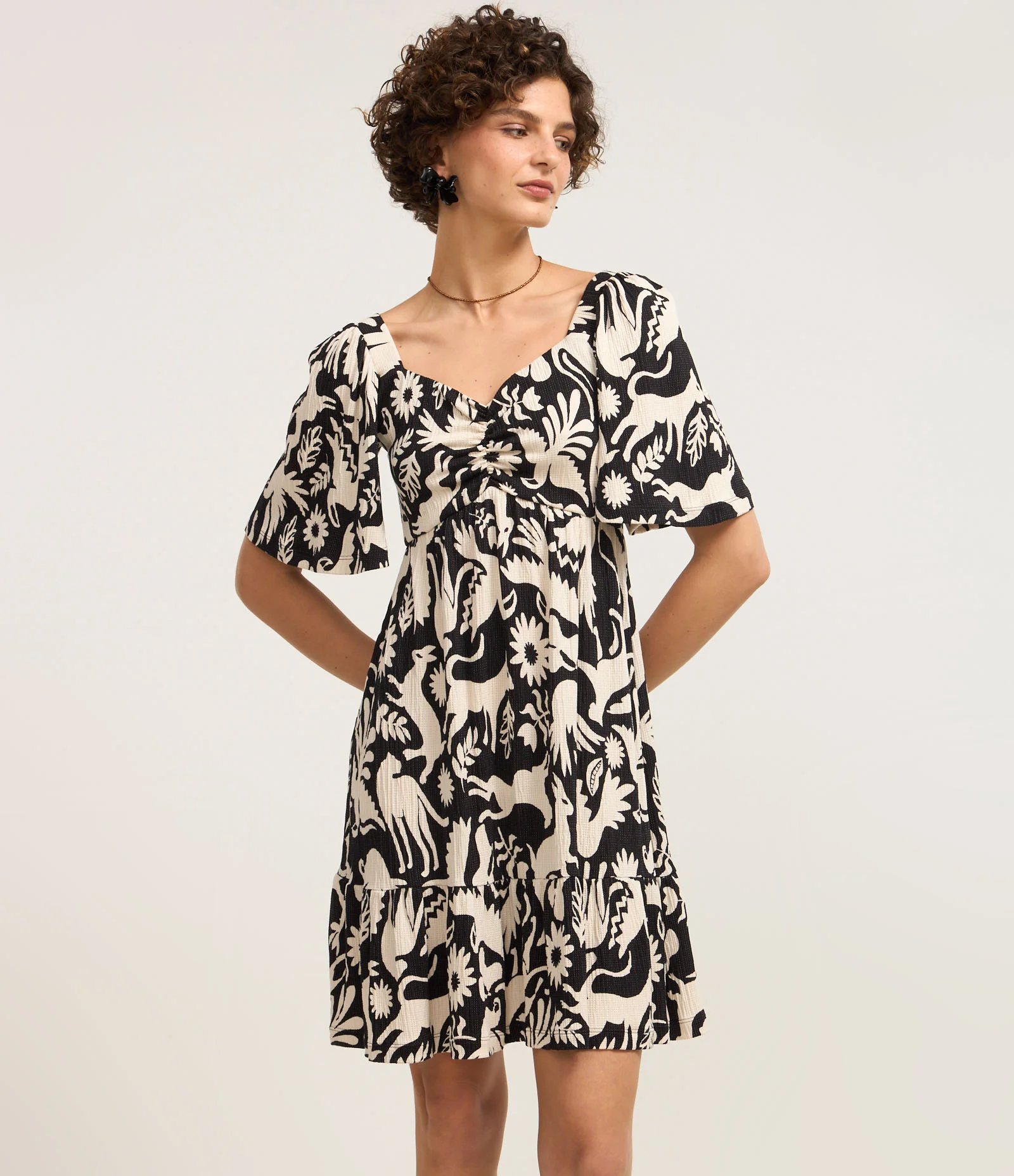 Vestido Curto Texturizado com Decote Coração e Estampa de Pássaros Preto/Branco 1