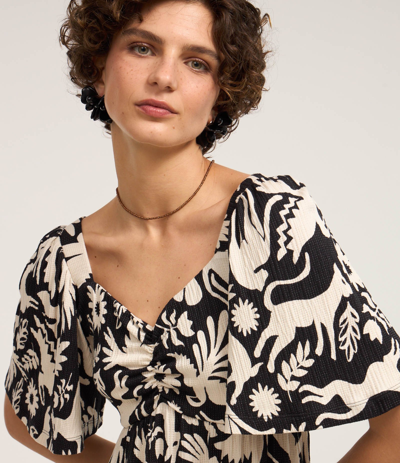 Vestido Curto Texturizado com Decote Coração e Estampa de Pássaros Preto/Branco 3