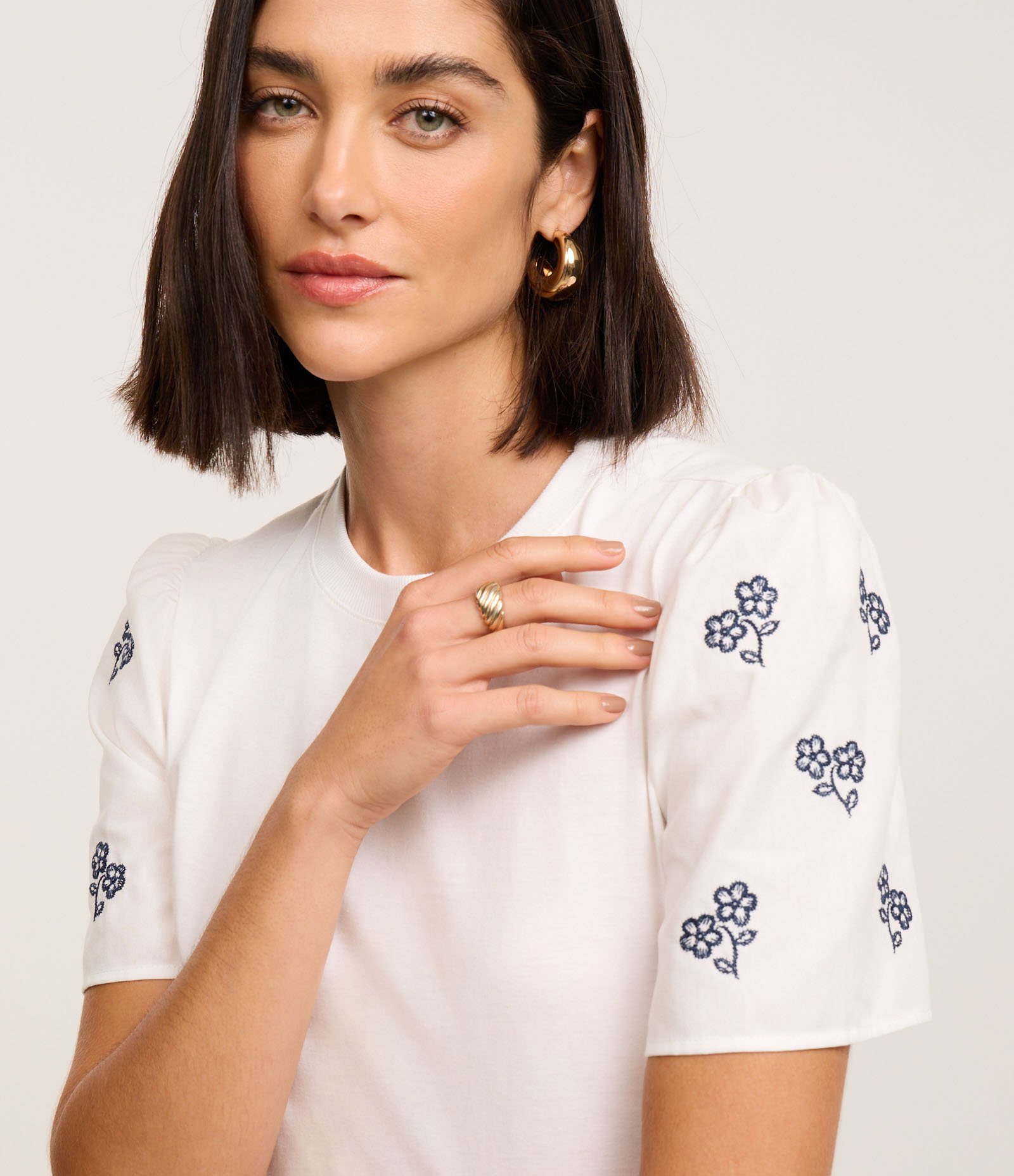 Blusa em Algodão com Bordado Floral na Manga Bufante Branco 3