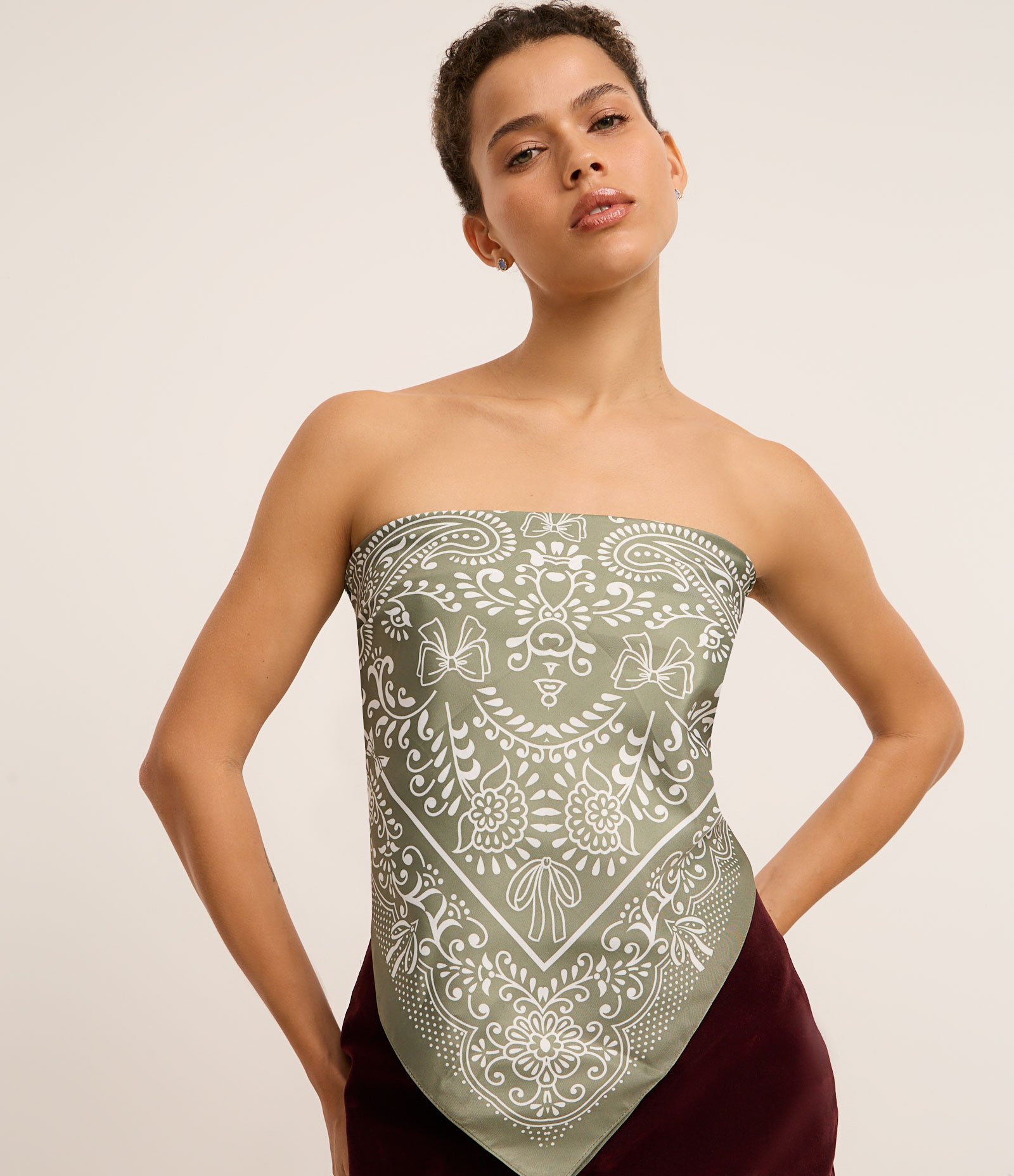 Lenço Quadrado em Cetim com Estampa Paisley Verde 6