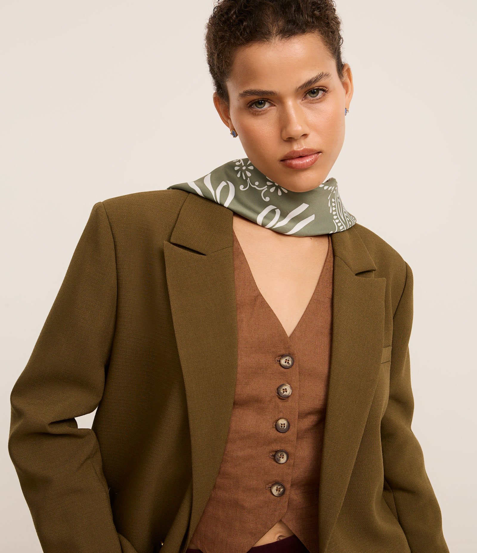 Lenço Quadrado em Cetim com Estampa Paisley Verde 1