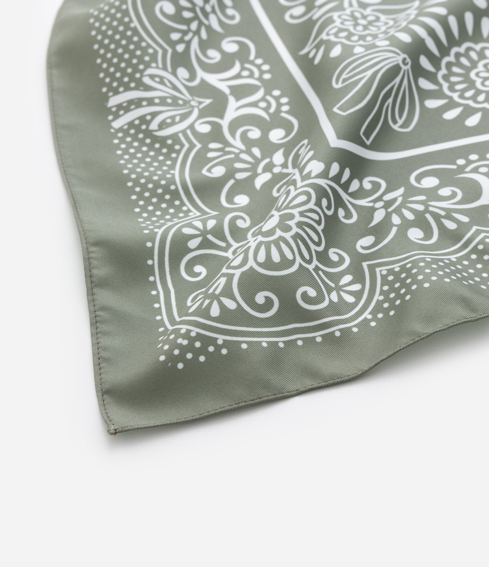 Lenço Quadrado em Cetim com Estampa Paisley Verde 3
