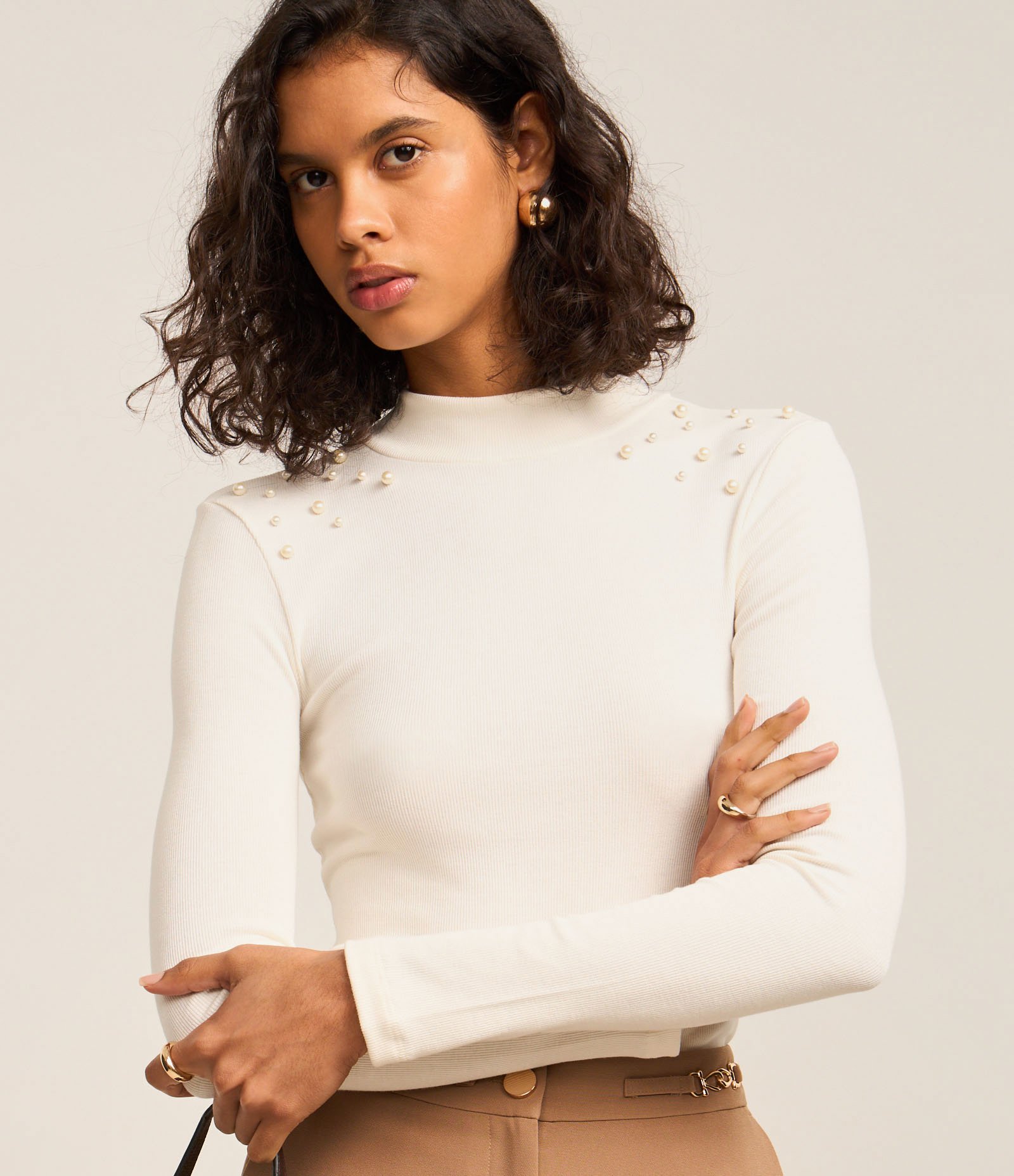 Blusa em Ribana com Golinha Alta e Pérolas nos Ombros Branco 1