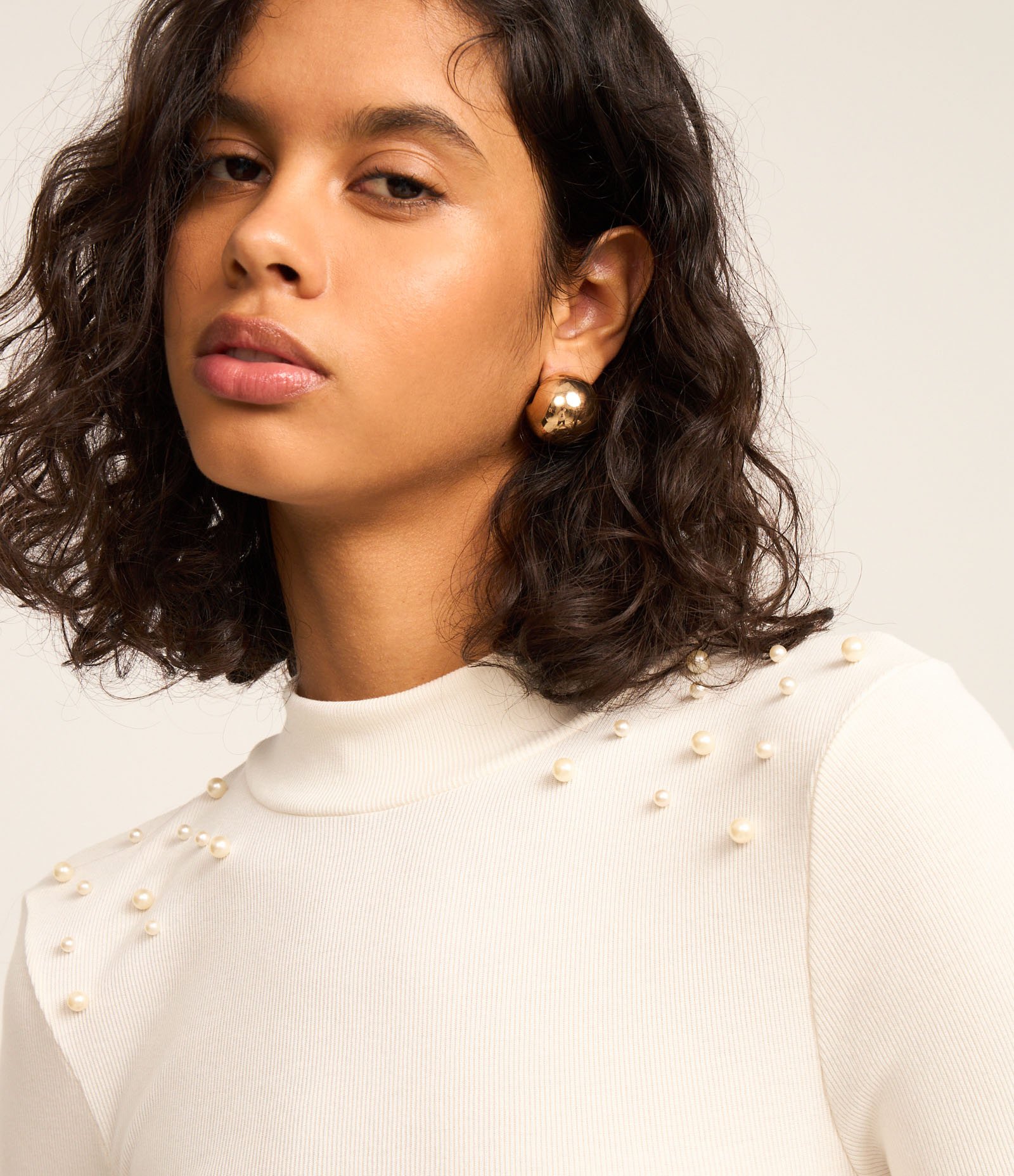 Blusa em Ribana com Golinha Alta e Pérolas nos Ombros Branco 4