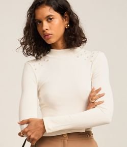 Blusa em Ribana com Golinha Alta e Pérolas nos Ombros