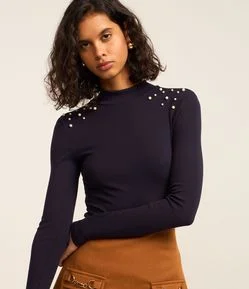 Blusa em Ribana com Golinha Alta e Pérolas nos Ombros