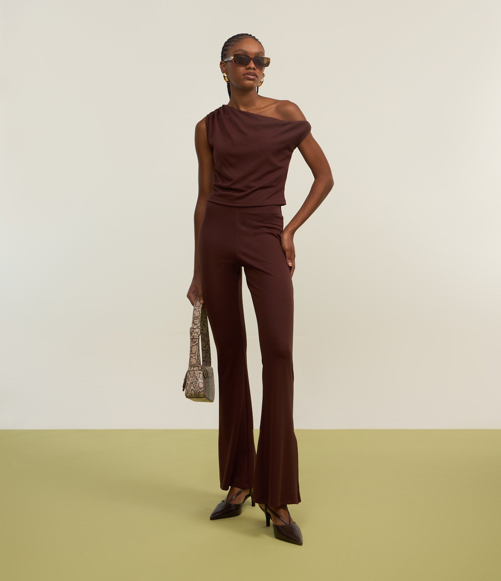 Calça Flare em Ponto Roma com Fenda na Barra Marrom Escuro 4