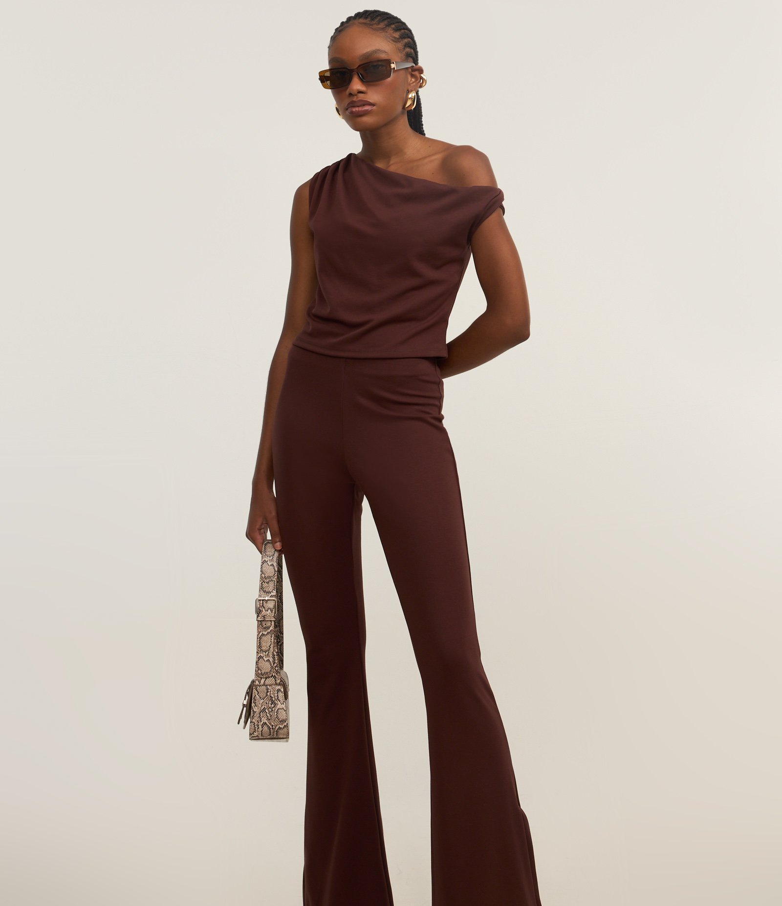 Calça Flare em Ponto Roma com Fenda na Barra Marrom Escuro 2