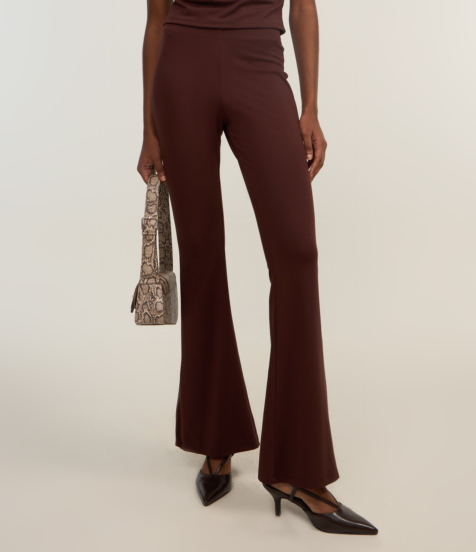Calça Flare em Ponto Roma com Fenda na Barra Marrom Escuro 3
