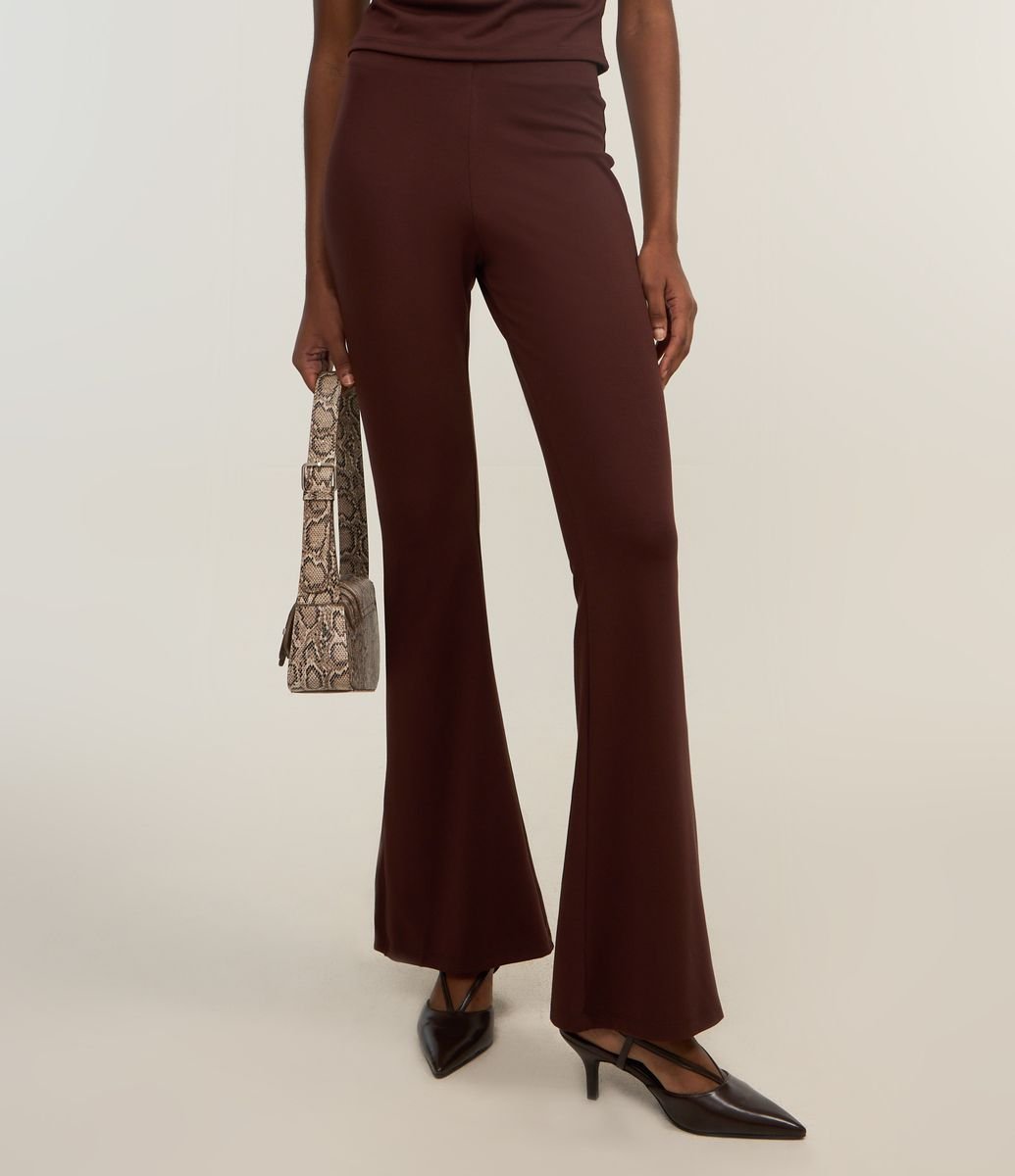 Calça Flare em Ponto Roma com Fenda na Barra Marrom Escuro
