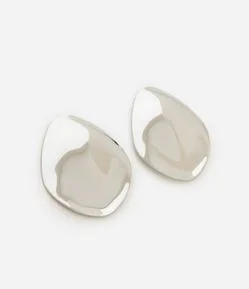 Brinco Médio em Chapa Ovalado com Efeito de Onda