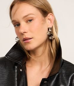 Brinco Médio em Metal com Banho de Níquel e Textura Plissada