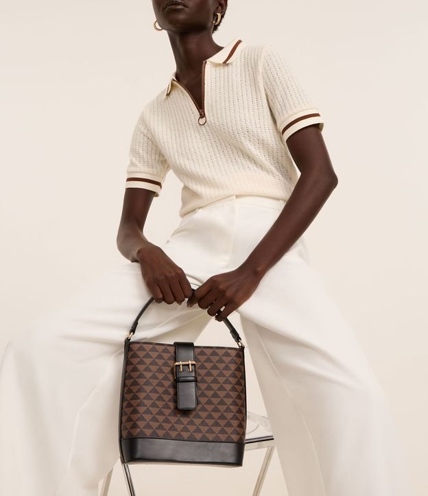 Bolsa Bucket Média com Fivela e Estampa Triangular