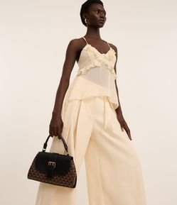 Bolsa Bucket Média com Tampa e Tira com Fivela Estampa Triangular