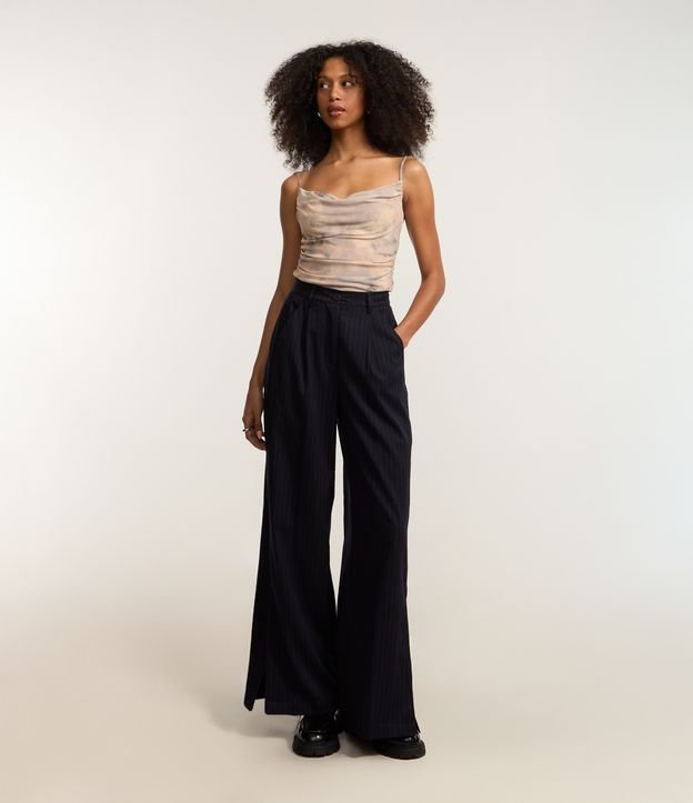 Calça Pantalona em Alfaiataria com Listras