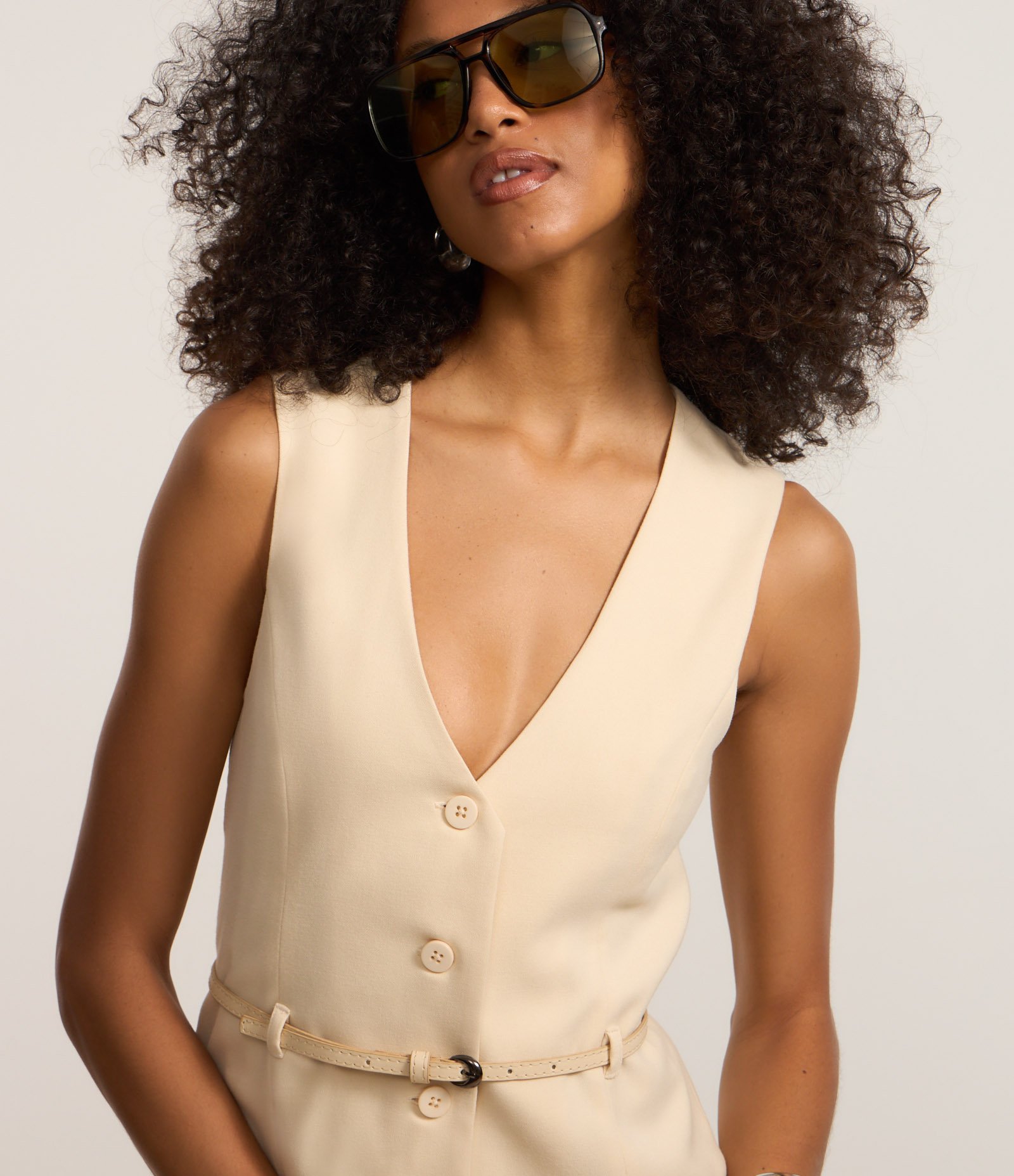 Colete em Alfaiataria com Cintinho e Passantes na Cintura Bege 5