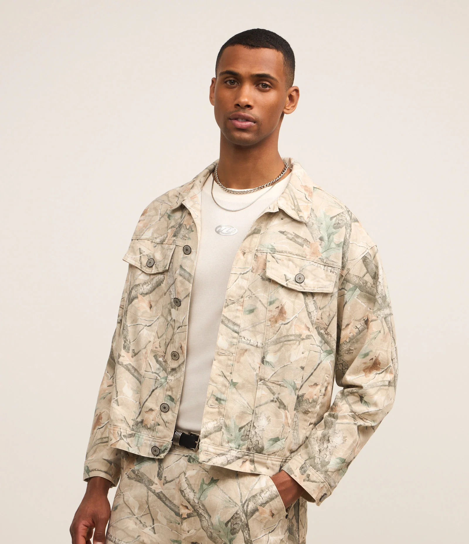 Jaqueta Trucker Boxy em Sarja com Estampa de Galhos de Arvore Bege 1