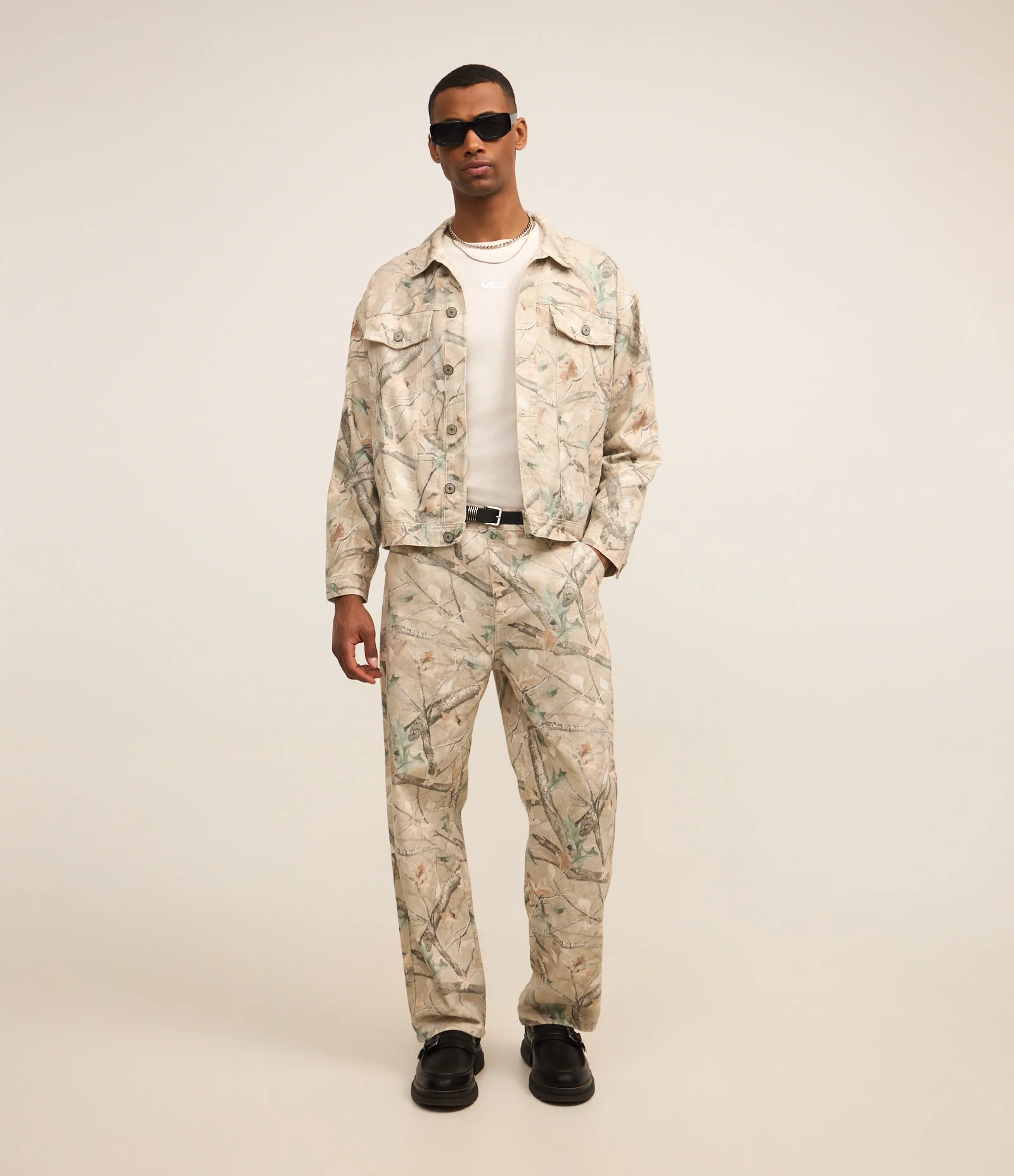 Jaqueta Trucker Boxy em Sarja com Estampa de Galhos de Arvore Bege 2