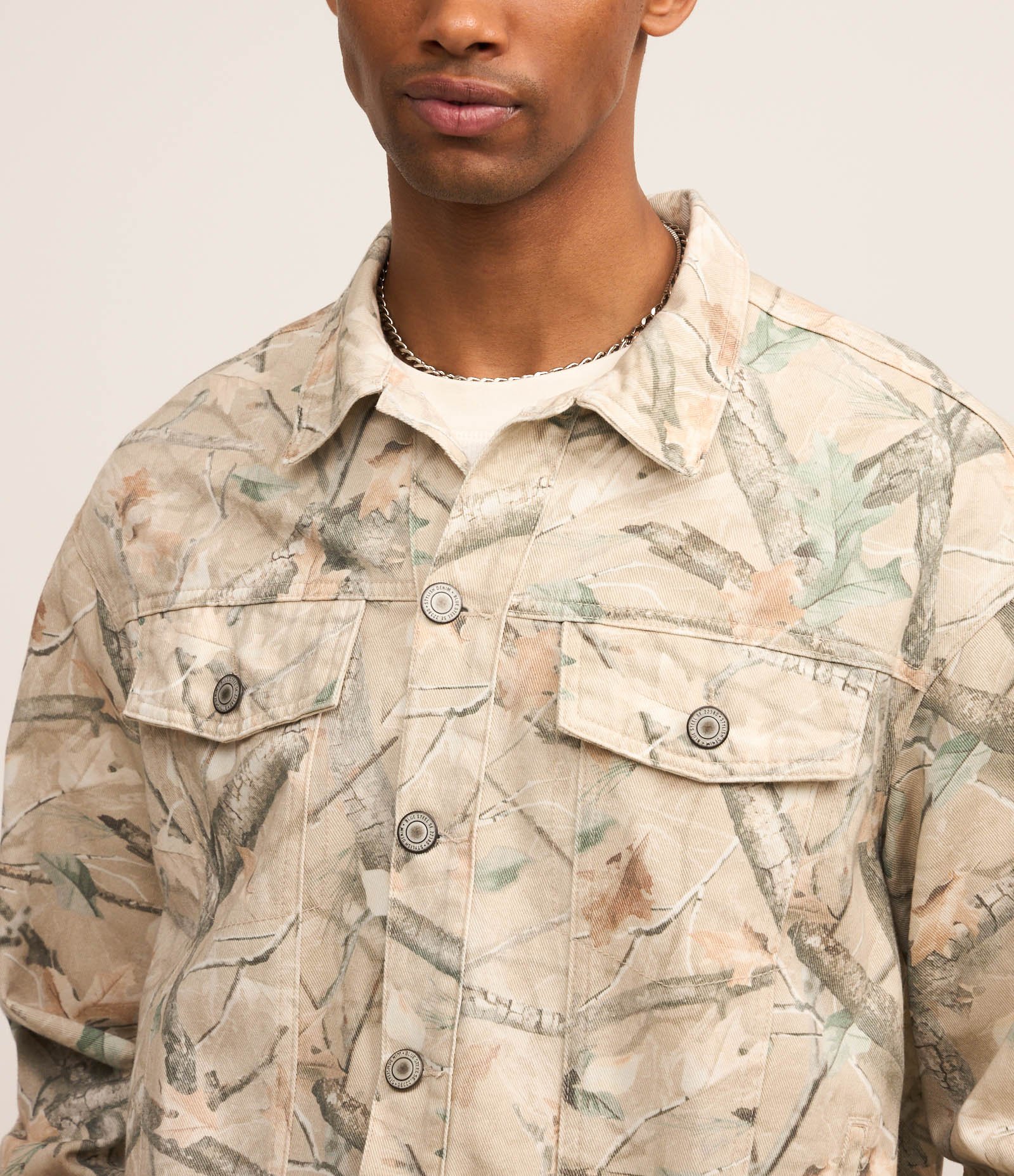 Jaqueta Trucker Boxy em Sarja com Estampa de Galhos de Arvore Bege 3