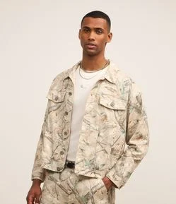 Jaqueta Trucker Boxy em Sarja com Estampa de Galhos de Arvore