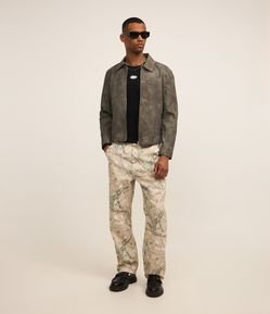 Calça Baggy em Sarja com Estampa de Galhos de Arvore