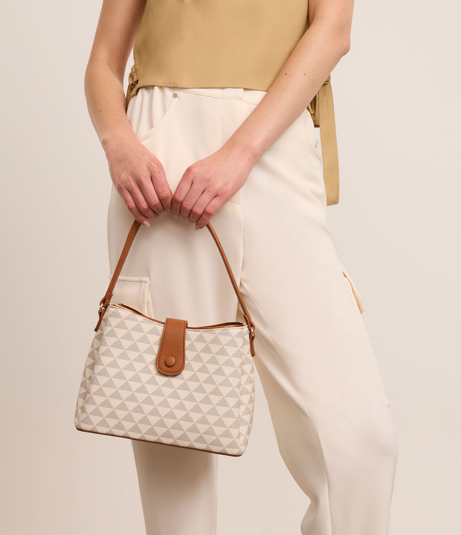 Bolsa Transversal Média com Divisórias e Fechamento Lapela com Botão Off White 9